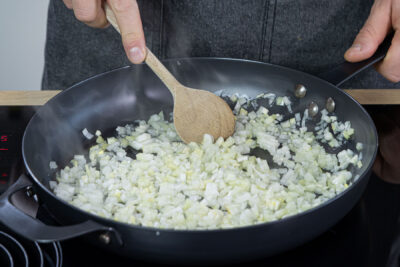 Zwiebeln, Knoblauch und Ingwer anbraten