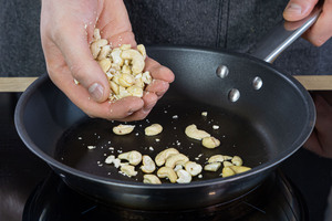 Cashewkerne rösten als Topping für die leichte vegane Reispfanne mit Gemüse