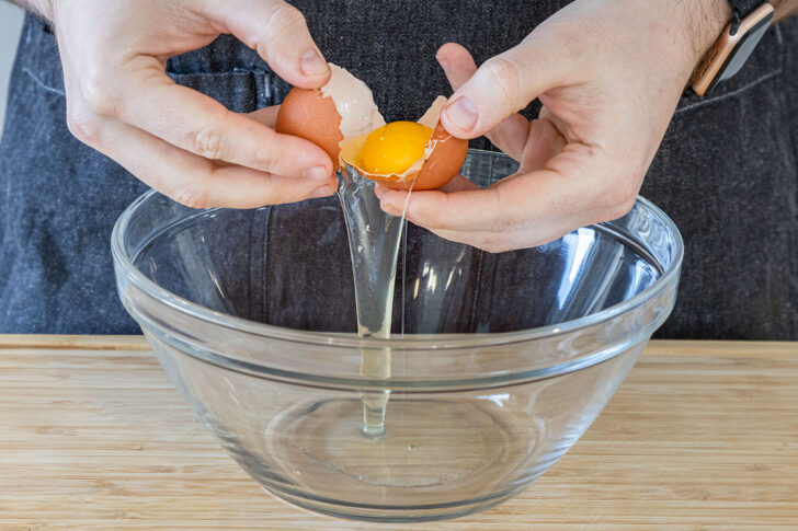 Eier in die Schüssel schlagen