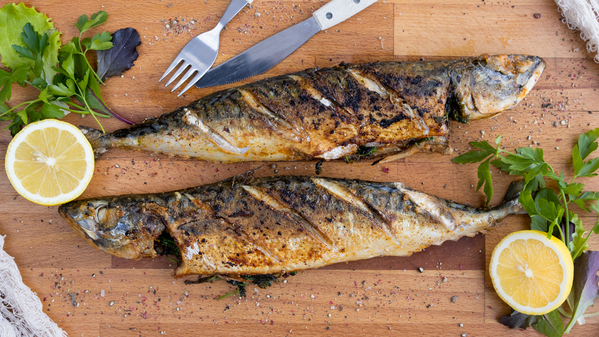 Gebratene Makrele im Ganzen aus der Pfanne | Rezept - eat.de