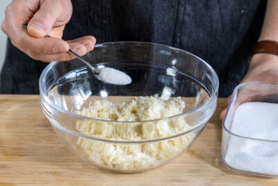Salz und Zucker dazugeben