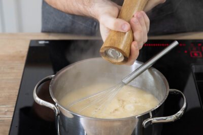 Die traditionelle Mehlsuppe mit Salz und Pfeffer abschmecken.