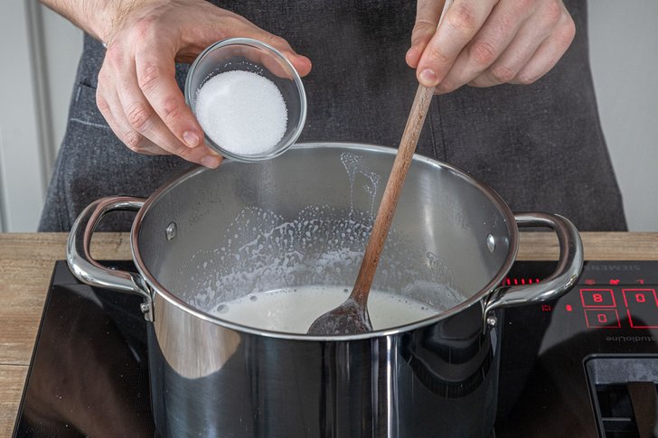 Zucker zur Milch geben