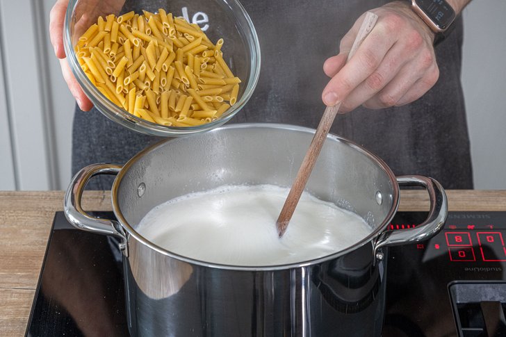Nudeln in der Milch kochen