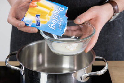 Puddingpulver mit wenig Milch verrühren