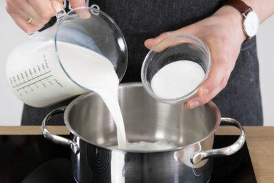 Milch und Zucker in einem Topf aufkochen