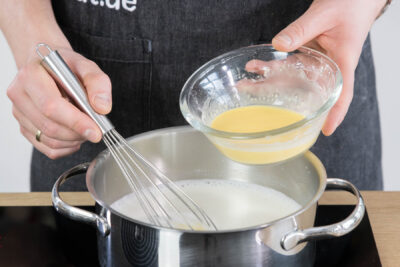 Das verrührte Puddingpulver dazugeben