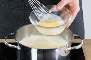 Ei-Gemisch in die Milchsuppe wie früher geben