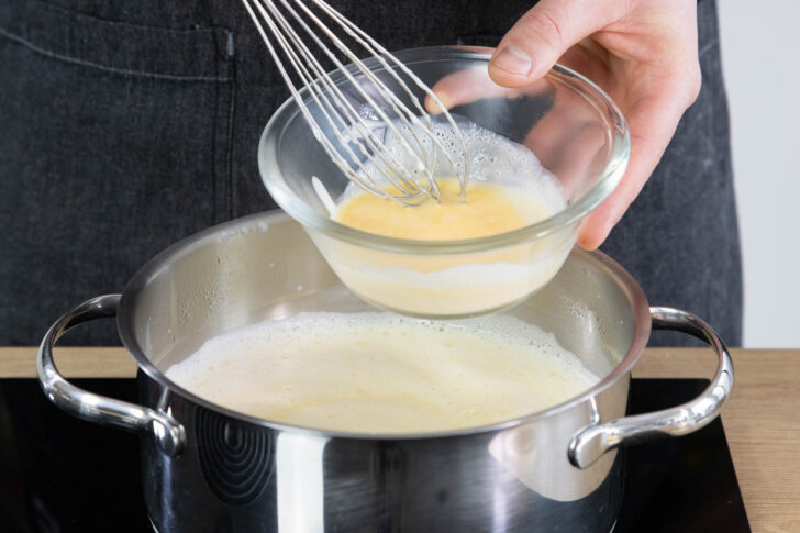 Ei-Gemisch in die Milchsuppe wie früher geben