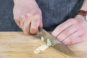 Knoblauch in Scheiben schneiden