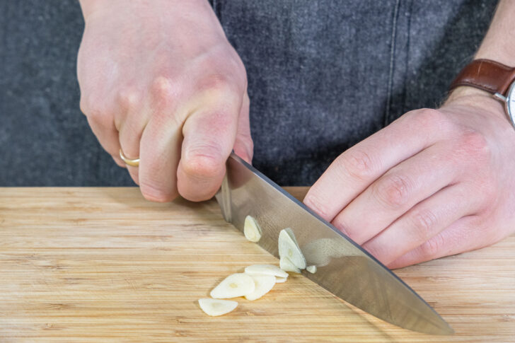 Knoblauch in Scheiben schneiden