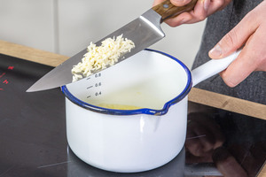 Knoblauch dazugeben