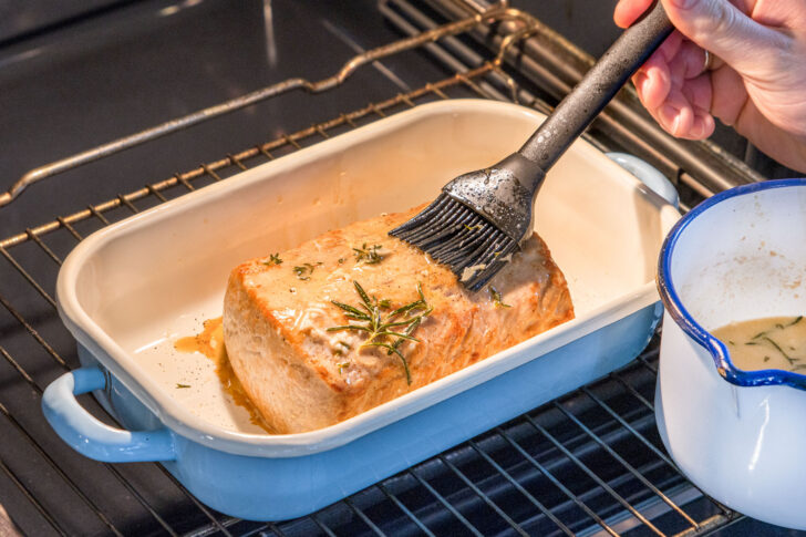 Fleisch mit Marinade einpinseln