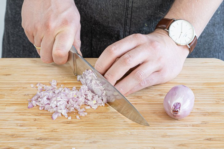 Schalotten würfeln