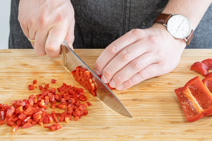 Paprika würfeln
