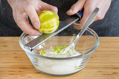Limettenschale zum Dressing reiben