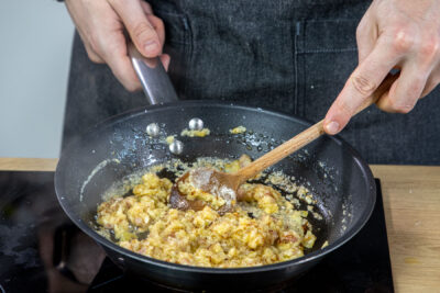 Zwiebel und Schmeck mit Mehl in der Pfanne