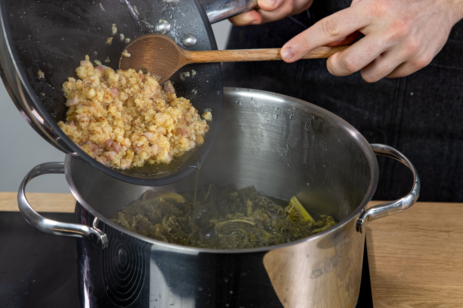 Zwiebel-Sahne-Masse zum Grünkohl geben