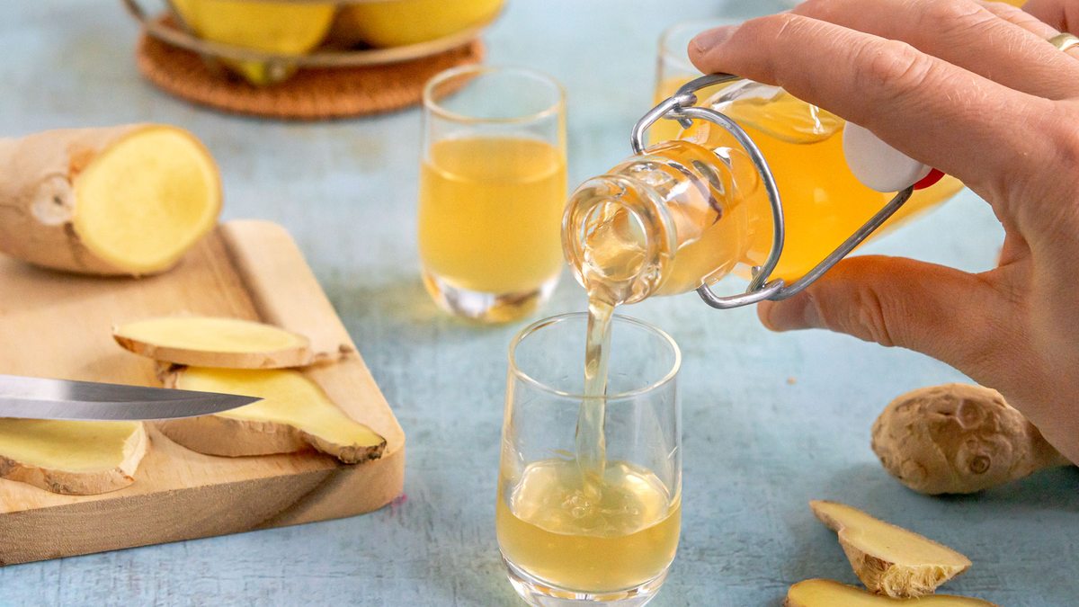 Ingwerlikör selber machen: Omas Ingwerschnaps | Rezept - eat.de