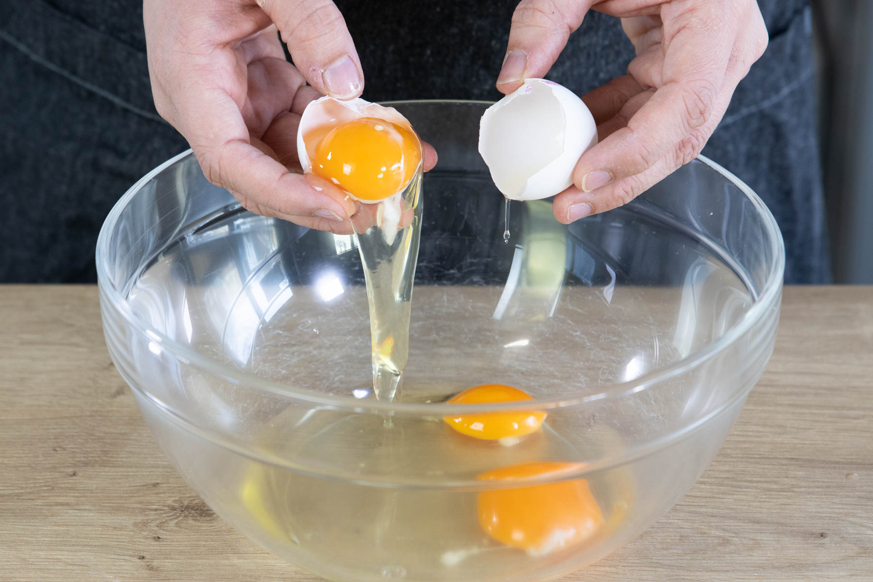 Eier mit Zucker cremig schlagen.