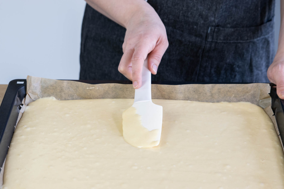 Omas saftiger Kokoskuchen vom Blech | Rezept