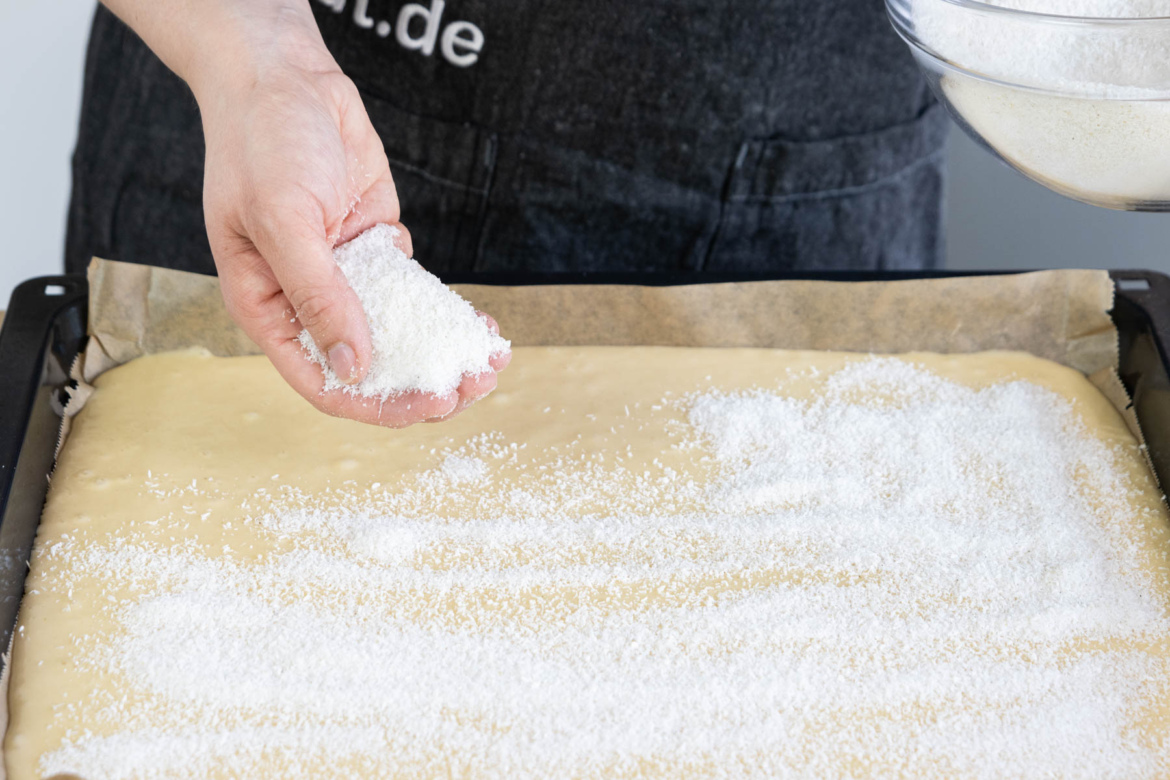Omas saftiger Kokoskuchen vom Blech | Rezept - eat.de
