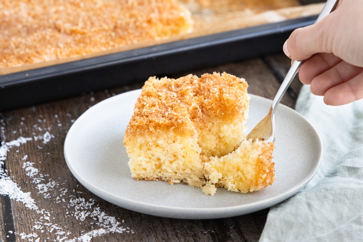 Omas saftiger Kokoskuchen vom Blech | Rezept - eat.de