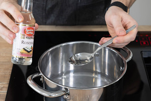 Wasser mit Reisessig zum Kochen bringen