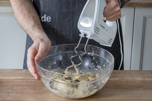 Teig mit dem Knethacken verarbeiten