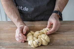 Teig zu Osterbrot formen