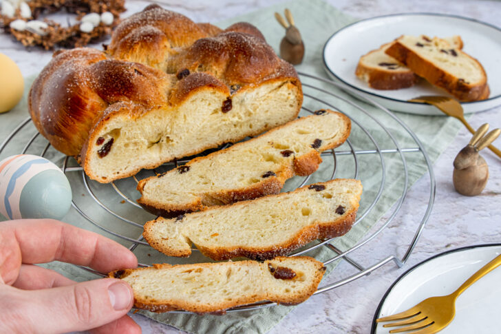 Luftiges Osterbrot mit Hefeteig