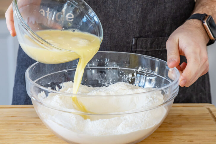 Geschmolzene Butter dazugießen