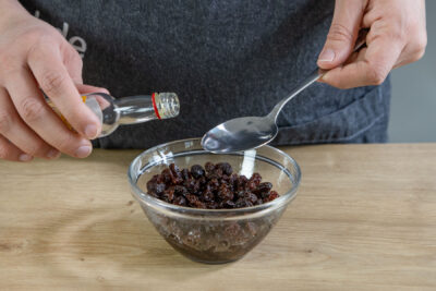 Rosinen in Orangenlikör einweichen