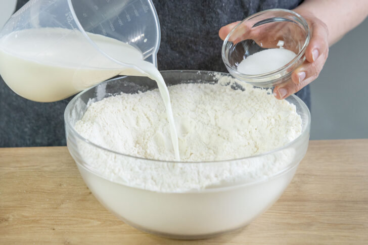 Milch und Zucker zum Mehl geben