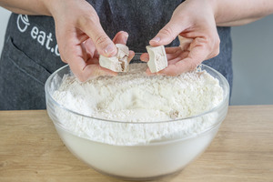 Hefe hineinbröseln