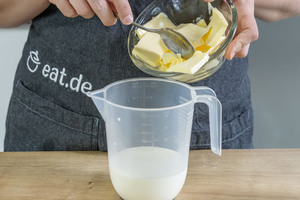 Butter in die Milch geben