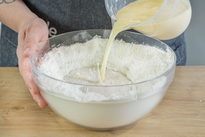 Mehl-Butter-Gemisch zum Mehl gießen