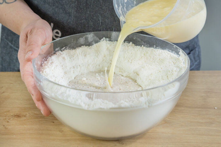 Mehl-Butter-Gemisch zum Mehl gießen
