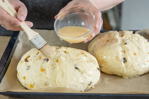 Brotlaibe mit Ei und Milch einstreichen