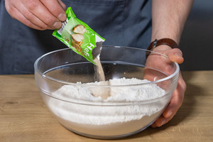 Trockenhefe zum Mehl geben