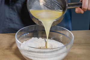 Milch und geschmolzene Butter dazugießen