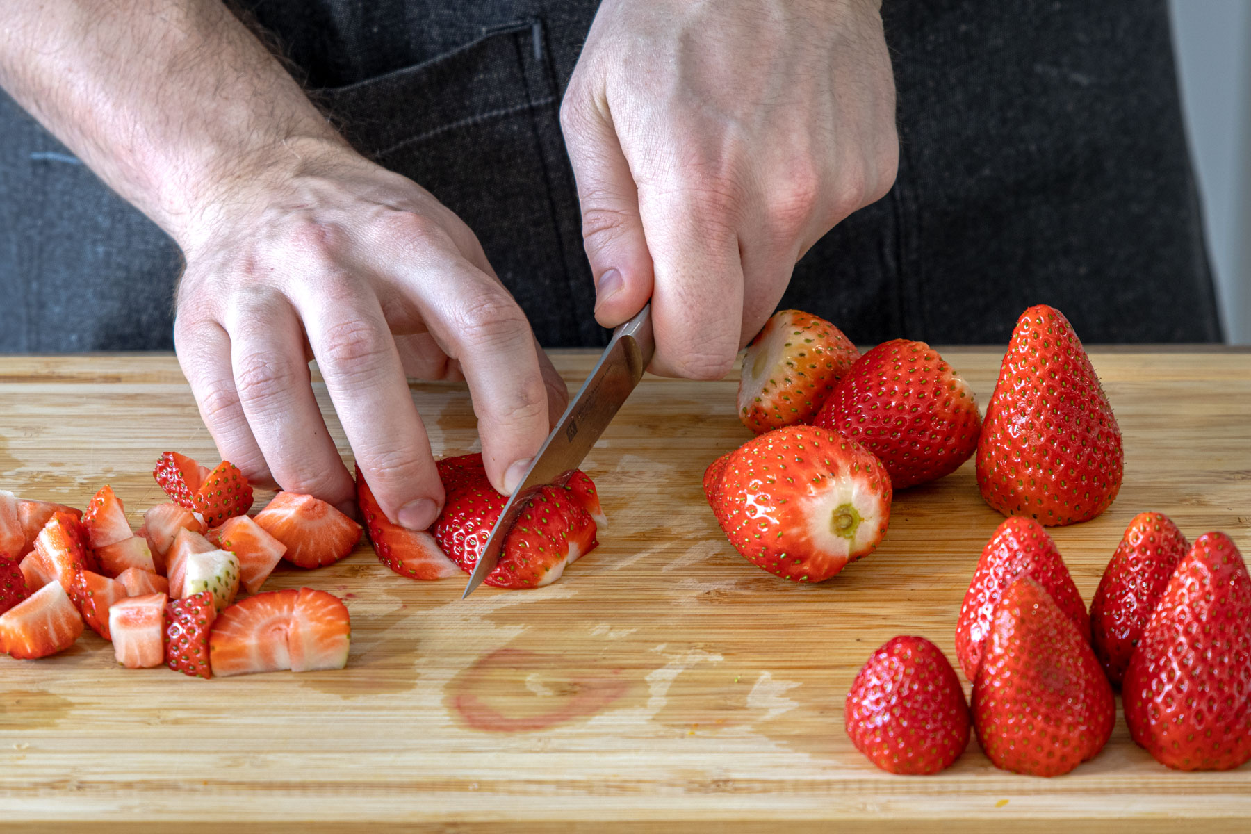 Erdbeeren in Würfel schneiden