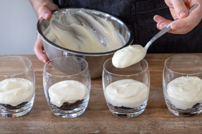 Mascarpone Creme in die Gläser geben