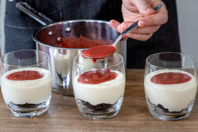 Erdbeerpüree auf die Creme geben