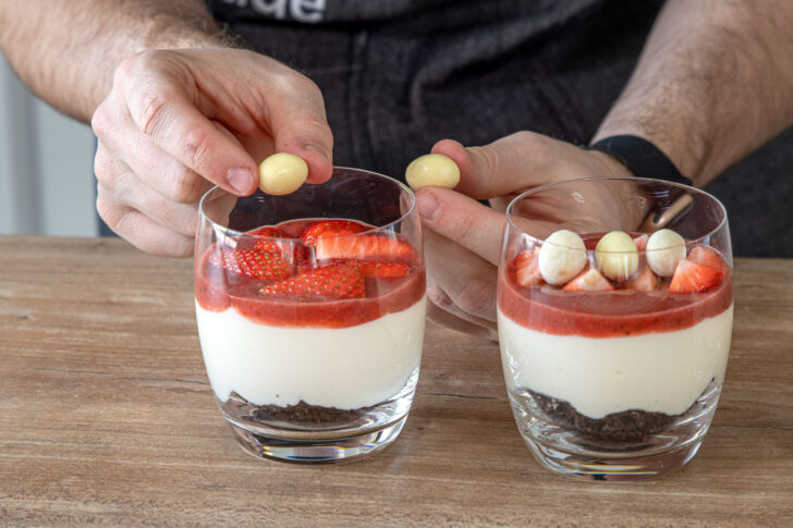 Osterdessert im Glas dekorieren