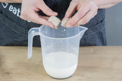 Hefe in die Milch bröseln.