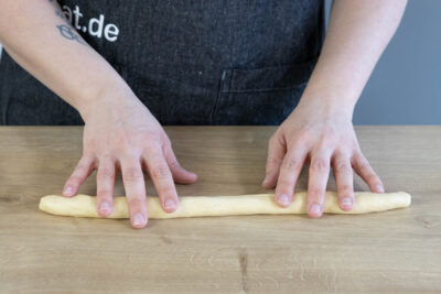 Eine Rolle formen.