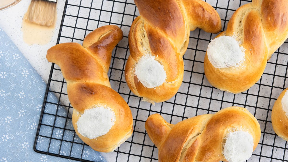 Osterhasen aus Hefeteig backen | Rezept - eat.de