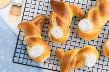 Osterhasen aus Hefeteig backen.