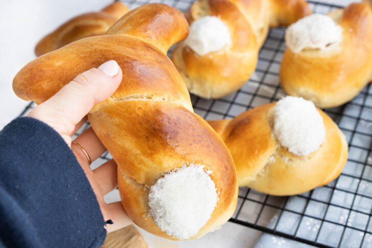 Osterhasen aus Hefeteig backen.